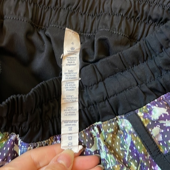 ⭐️HP⭐️Sz4 Lululemon Tracker Short III  floral sport white multi/ black  EUC - Picture 8 of 9